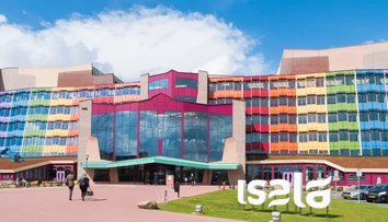 Gynekológ používal pri umelom oplodnení vlastné spermie bez vedomia žien. Splodil najmenej 17 detí