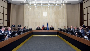Poslanci zarobia v hrubom viac ako premiér. Podľa odborníkov ministri zarábajú neprimerane málo