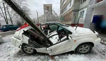 Snehová búrka narobila vo Vladivostoku spúšť. Majiteľ auta sa len tesne vyhol betónovej platni (video)