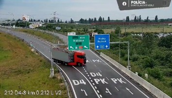 Policajti neverili vlastným očiam. To, čo predviedol vodič kamiónu na diaľnici pri Pezinku, ich vystrelilo zo sedadiel
