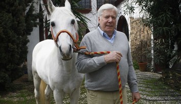 Ako výhra v lotérii. Miliardár a spolumajiteľ značky Hermés ustanovil za svojho dediča záhradníka z Maroka