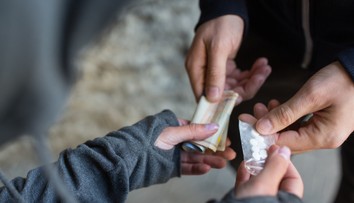 V stánku s pareničkami a oštiepkami ponúkala aj pervitín. Pozrite si zábery z policajnej akcie „Korbáčik“