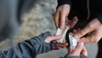V stánku s pareničkami a oštiepkami ponúkala aj pervitín. Pozrite si zábery z policajnej akcie „Korbáčik“