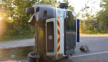 Prevrátená sanitka zablokovala cestu na Lednické Rovne