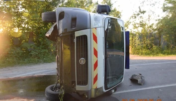 Prevrátená sanitka zablokovala cestu na Lednické Rovne