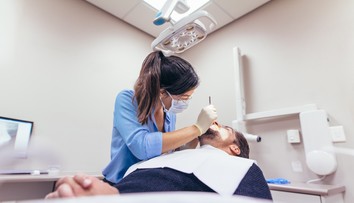 Ľudia sú pobúrení zo zrušenia benefitov na zuby. Ročne prídu o nemalé peniaze (+ anketa)