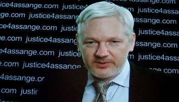 Assange tvrdí, že Rusko nestojí za hakerskými útokmi na amerických demokratov