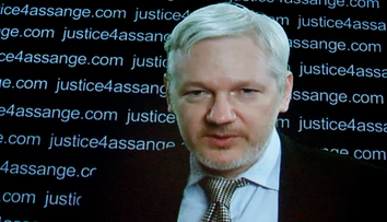 Assange tvrdí, že Rusko nestojí za hakerskými útokmi na amerických demokratov