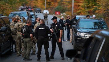 V dome strelca, ktorý zabil v Maine 18 ľudí, našli záhadný odkaz. Sused naznačil, kde by sa mohol skrývať