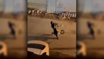 VIDEO: Neuveriteľný pohľad, žena odniesla na rukách levíča na úteku