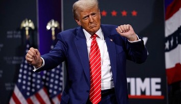 Trump namiesto debaty tancoval. V dave omdleli ľudia, exprezident požiadal pustiť skladbu Ave Maria