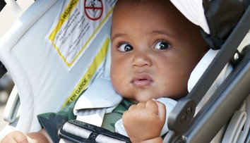 Konečne ho ukázala na verejnosti. Uhádnete, koho je tento rozkošný chlapček?