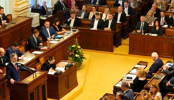 Vláda českého premiéra Fialu pokračuje, opozícii sa ju zvrhnúť nepodarilo