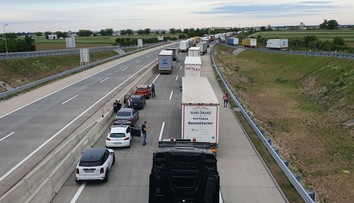 Na diaľničnom hraničnom priechode Jarovce - Kittsee sa v nedeľu podvečer tvorila kolóna
