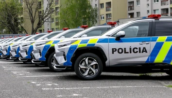 Desiatky policajtov zasahovali v obci Jelenec. Akcia mala súvisieť s detskou pornografiou a drogami
