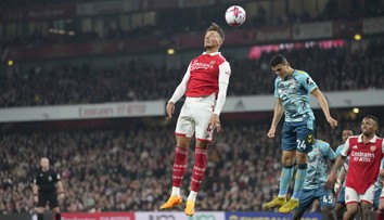 Rúca sa to ako domček z karát. Arsenal doma opäť stratil a nádeje na titul blednú