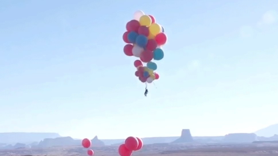 Muž vyletel do vzduchu priviazaný o 52 balónov. Dostal sa do neuveriteľnej výšky