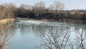 V jazere Rovinka objavili mŕtve telá dvoch korčuliarov. Z vody ich vytiahli s hokejkou a sánkami