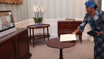 Kráľovná prvýkrát od pohrebu manžela na verejnosti: Svet si vydýchol!