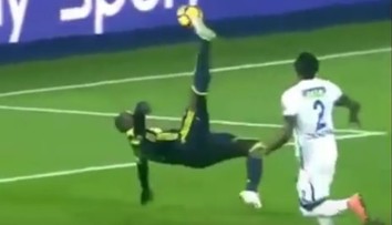 Víkendová gólparáda: Nožničky hviezdy Fenerbahce, bláznivá prestrelka v Malage