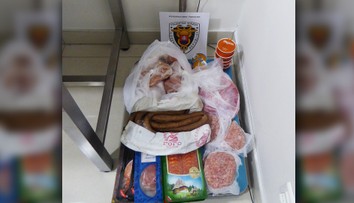 FOTO: Klobásy, mäso i mliečne výrobky. Colníci na letisku počas leta zaistili tiež tisíce kusov cigariet