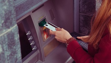 Žena po prehýrenej noci zistila, že má na účte 50-miliardovú „sekeru“. Vysvetlenie bolo jednoduché