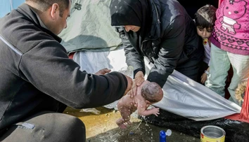 Táto fotka obletela svet. V utečeneckom tábore umyli novorodenca v kaluži