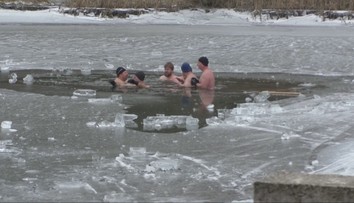 Voda v zamrznutých jazerách je teplejšia ako vzduch. Otužilci jej nedokážu odolať