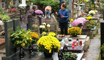 Pred niektorými cintorínmi nezaparkujete. Mestá radia ľuďom využiť MHD