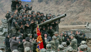 Kim Čong-un sa pripojil k svojim vojakom, počas výcviku sadol do tanku