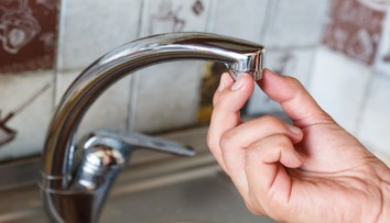 Desaťtisícom domácností sa od októbra dvihli ceny za vodu. Niektoré zaplatia ročne o desiatky eur viac