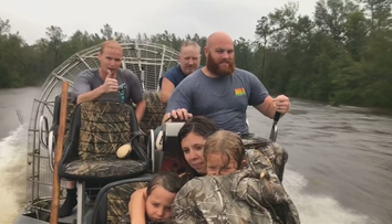 Mysleli si, že je to ich koniec. Voda unášala celú rodinu, aj tehotnú ženu s dvomi deťmi