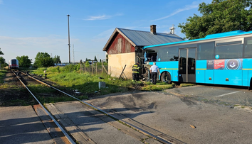 Hrozivá nehoda v Ivanke pri Nitre, zrazil sa tu vlak s autobusom