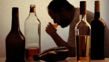 Alkoholizmus je vážnym spoločenským problémom. Ako rozpoznať závislosť od pitia?