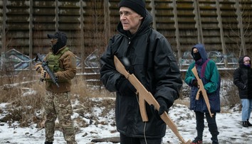 Mladí aj starí: Ukrajinci sú pripravení brániť svoju vlasť. Civilisti trénujú s drevenými zbraňami