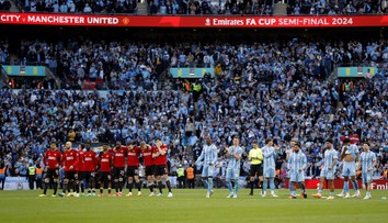 Druholigista trápil diablov, zmazal trojgólové manko. FA Cup však bude mať manchesterské finále