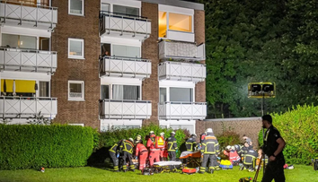 V nemeckom Hamburgu sa utrhlo zábradlie balkóna. Hlásia šesť zranených