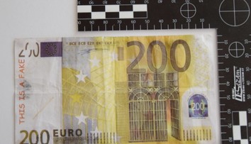 Najhorší falšovatelia peňazí: Zlepili dva papiere dole hlavou s nápisom "fake"
