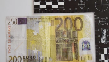 Najhorší falšovatelia peňazí: Zlepili dva papiere dole hlavou s nápisom "fake"