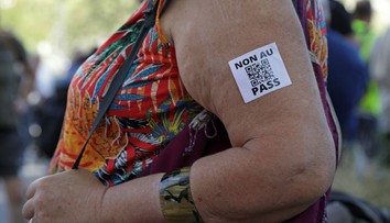 Vo Francúzsku demonštrovali tisíce ľudí kvôli covidpasom potrebným k vstupu do prevádzok