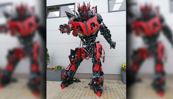 Zvárač z Humenného poskladal z troch áut takmer 5-metrového transformera