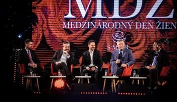 Smerácke MDŽ sa stali tradíciou. Opozičné političky odkazujú, že karafiát nestačí