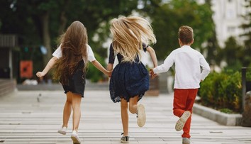 Sú súrodenci, no každý je iný. Našu osobnosť a vzťahy ovplyvňuje aj poradie, v akom sme sa narodili