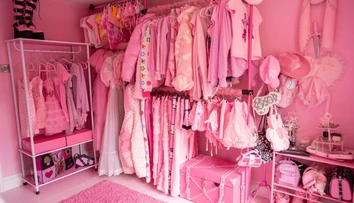 Trend Barbie útočí, ovládol aj módny priemysel. Značky rýchlej módy produkujú množstvo ružového oblečenia