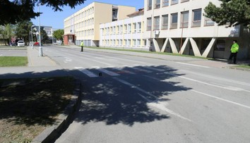 Muž pod vplyvom alkoholu zrazil v Trebišove dvoch chodcov so zrakovým postihnutím