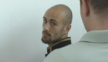 Stopár, ktorý mlátil matku kameňom, sa postavil pred súd. Čin ľutuje