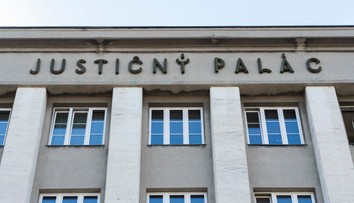 Väzeň v Justičnom paláci sa podpálil. S vážnymi zraneniami ho previezli do nemocnice