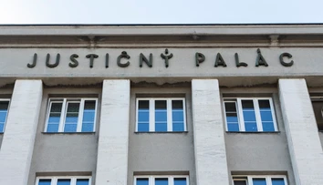 Väzeň v Justičnom paláci sa podpálil. S vážnymi zraneniami ho previezli do nemocnice