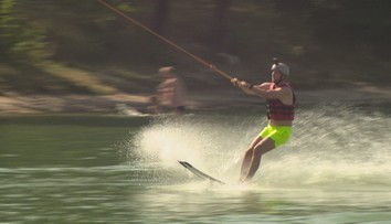 Už vás nebaví len ležať pri bazéne? Tieto vodné športy vám prinesú adrenalín a zábavu