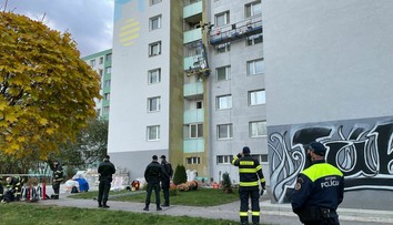 Tragédia v bratislavskej Petržalke. Odtrhla sa plošina s robotníkmi, jeden z nich pád neprežil